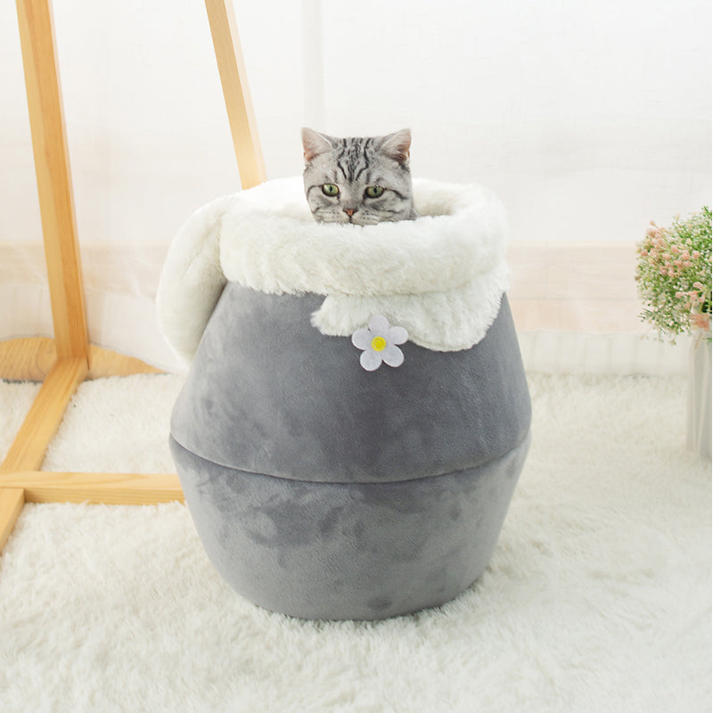 2 in einem Katzen Haus-Bett