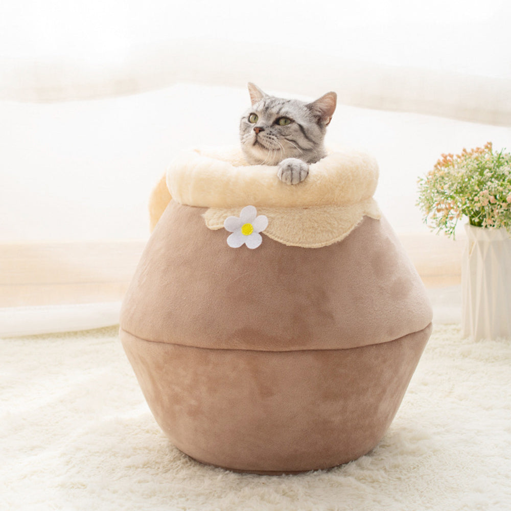 2 in einem Katzen Haus-Bett